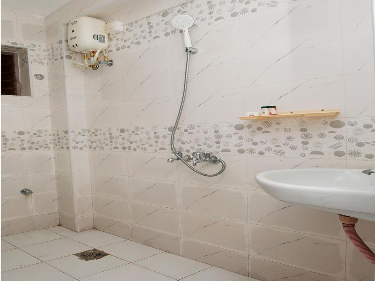 Oyo 9797 Hotel Vbee Plaza 트리반드룸 외부 사진