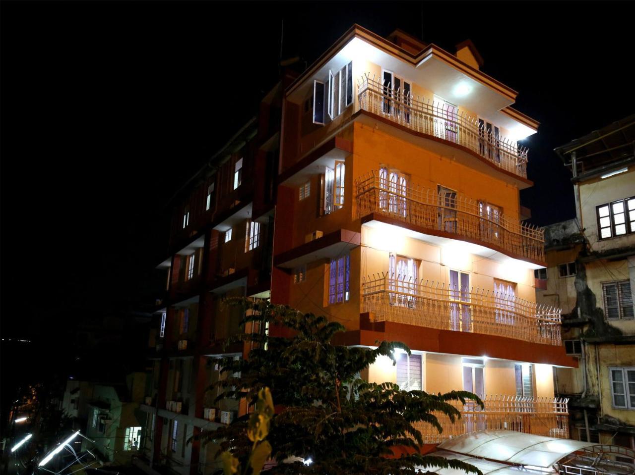 Oyo 9797 Hotel Vbee Plaza 트리반드룸 외부 사진