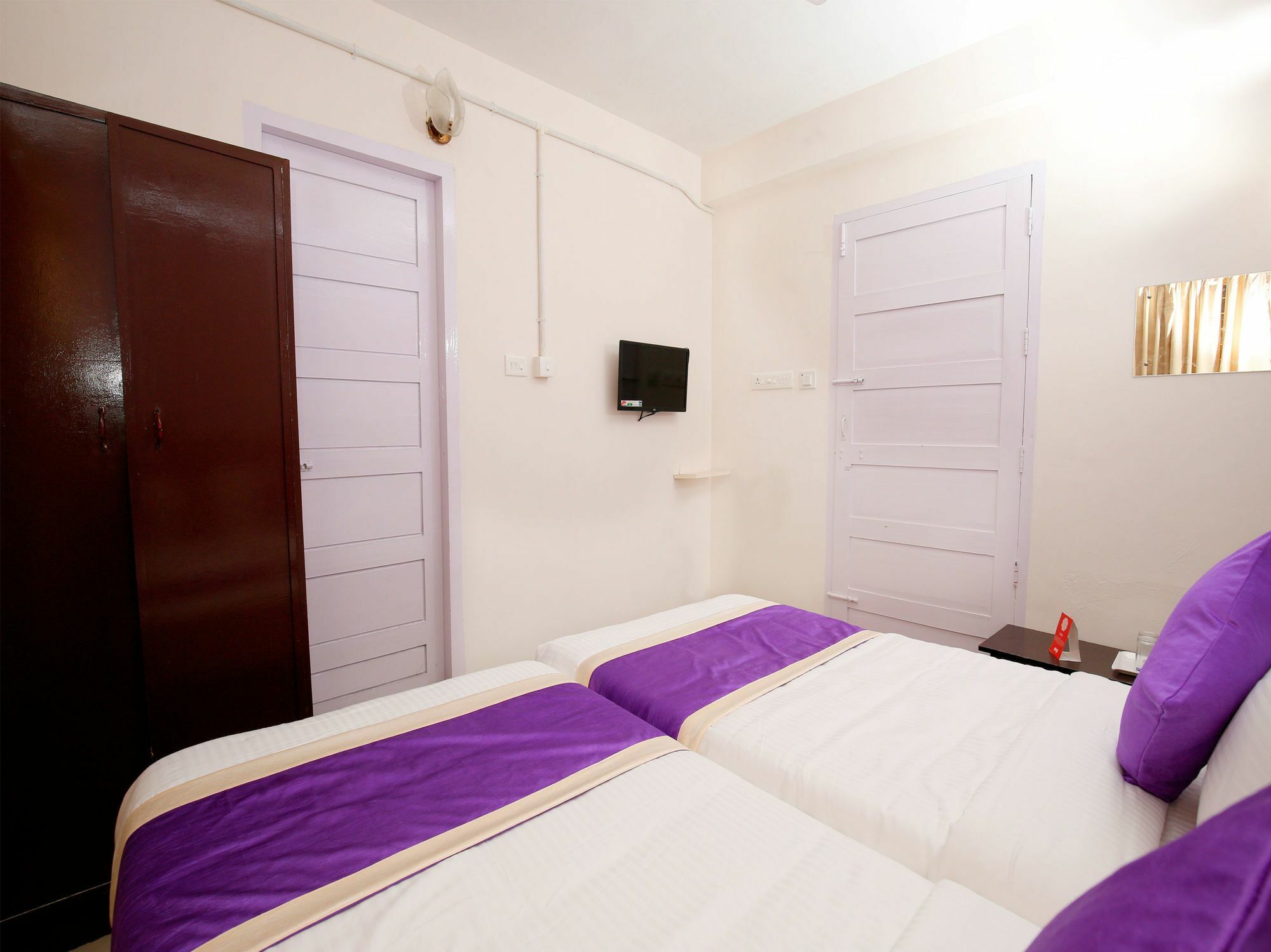 Oyo 9797 Hotel Vbee Plaza 트리반드룸 외부 사진
