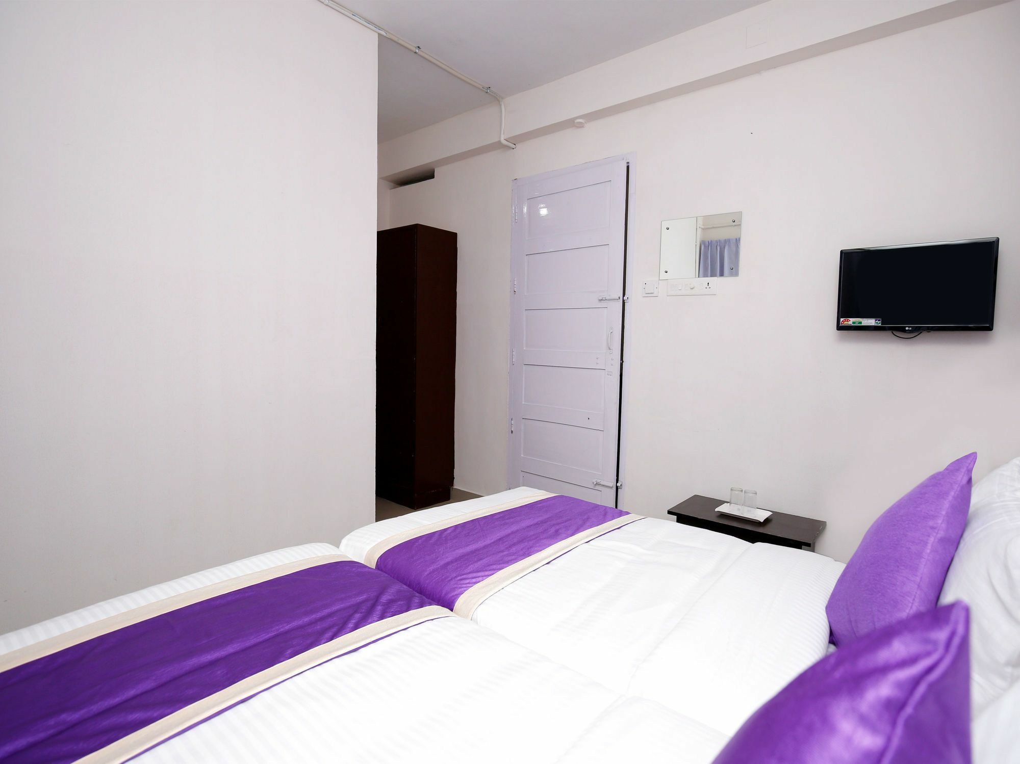 Oyo 9797 Hotel Vbee Plaza 트리반드룸 외부 사진