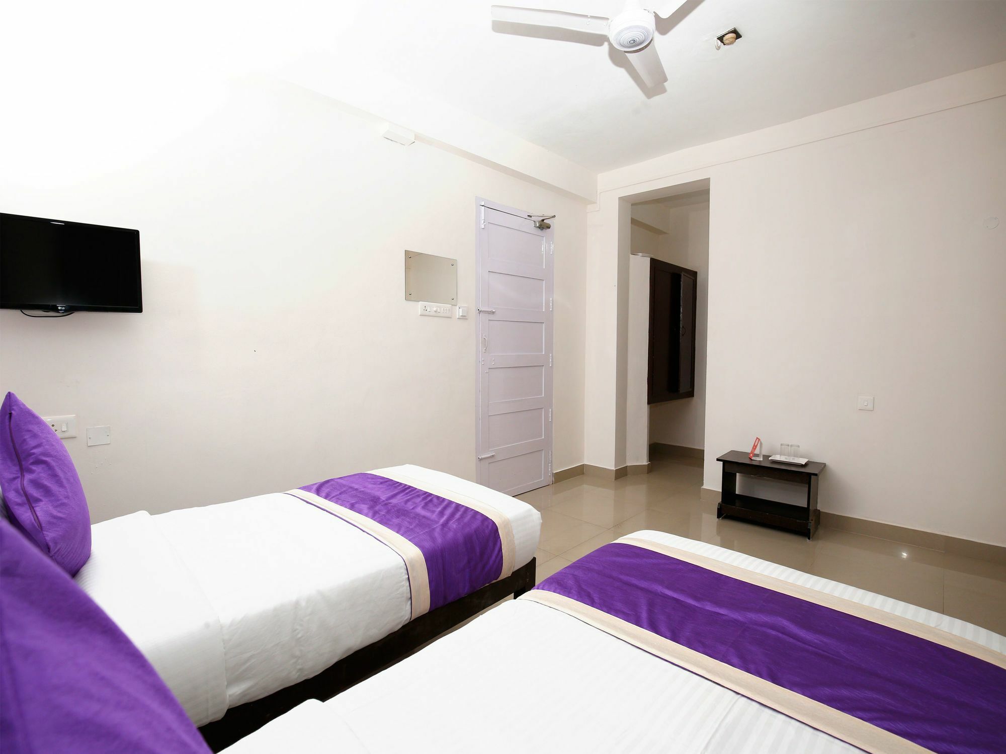 Oyo 9797 Hotel Vbee Plaza 트리반드룸 외부 사진