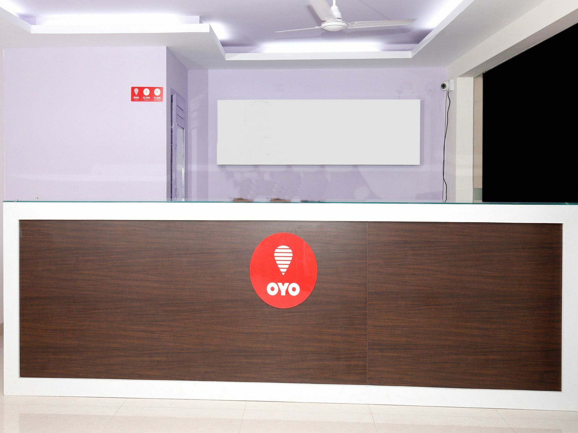 Oyo 9797 Hotel Vbee Plaza 트리반드룸 외부 사진