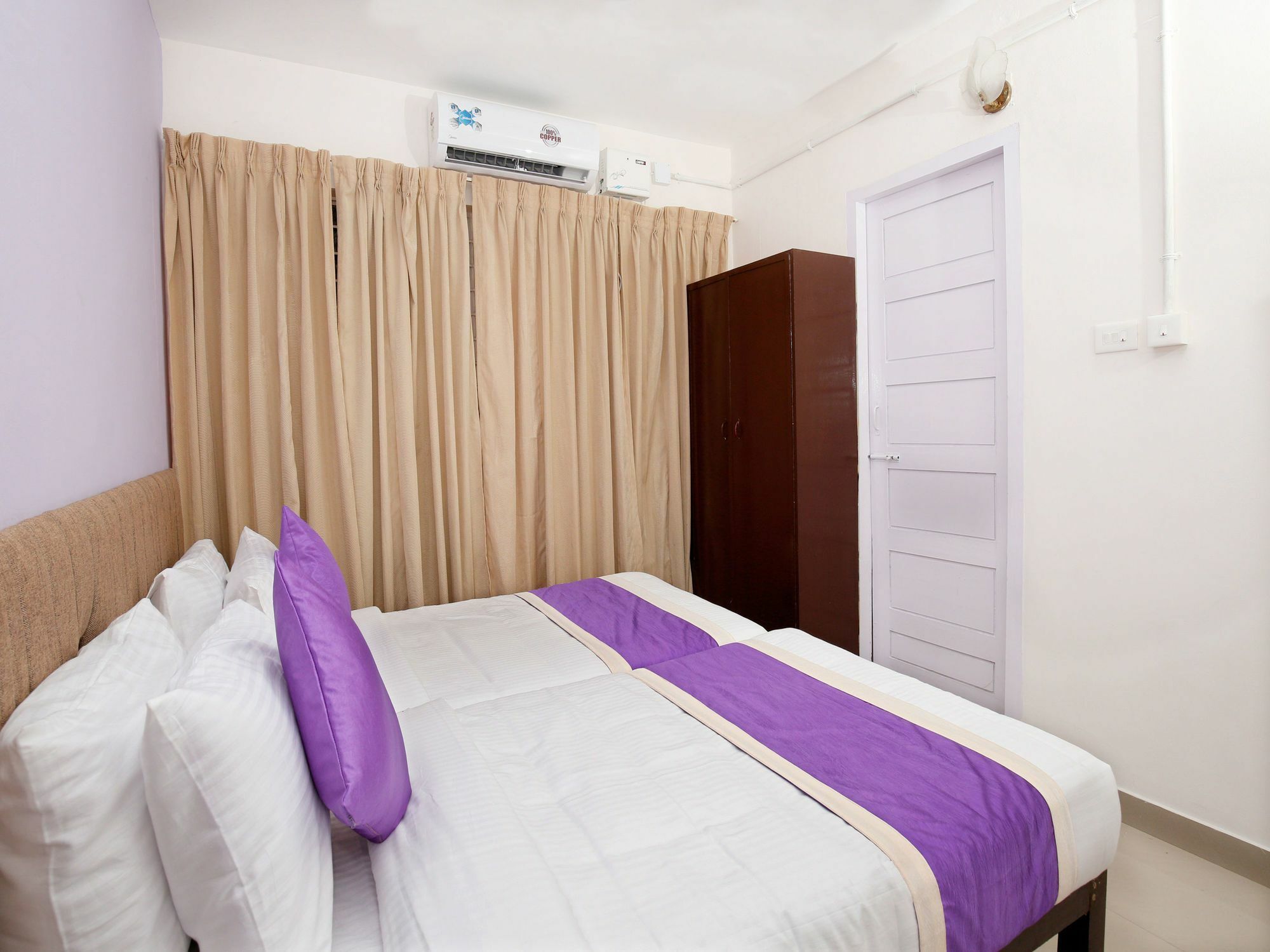 Oyo 9797 Hotel Vbee Plaza 트리반드룸 외부 사진